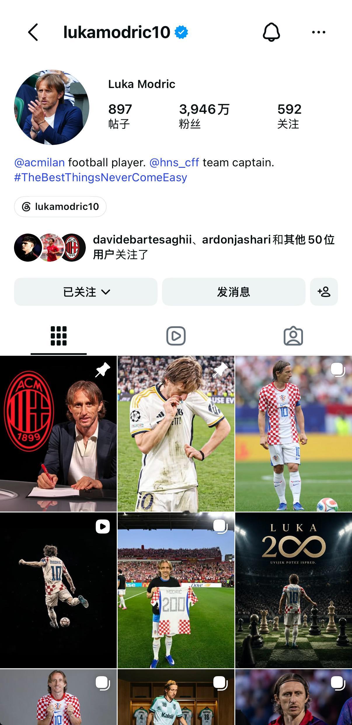 魔笛社交媒体的简介里还保留着米兰球员的标签…同时依然置顶着去年和米兰签约时的照片