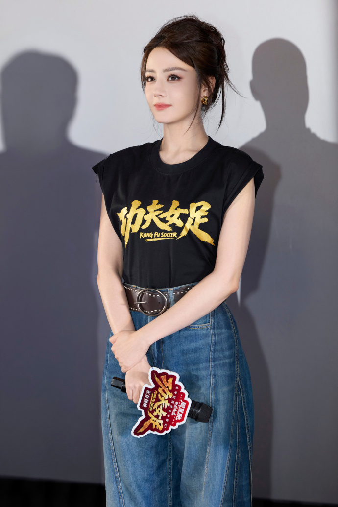 周星驰最尊重迪丽热巴的细节《功夫女足》对演员的尊重全在细节里！片尾字幕的迪丽热巴