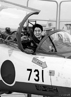 安倍晋三早年就喊着要搞“小型核武器”，后来的“安倍谈话”绕着“侵略”、“道歉”打