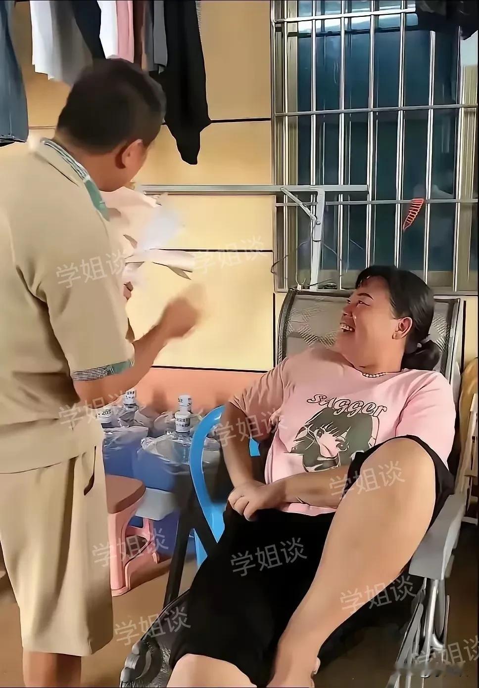 大家都别骂全红婵妈妈了，你们说她坐姿不雅观，一个农村老妇女，哪来什么优雅坐姿啊？