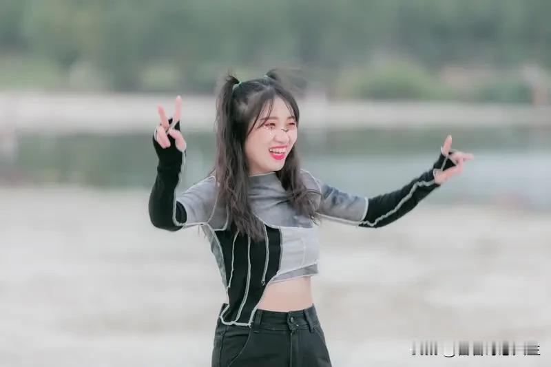 谭松韵这姑娘，真是自带欢乐磁场，凭一己之力带偏全场那是有目共睹。就拿综艺里来说，