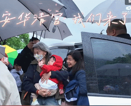 林子祥、叶倩文带儿子孙女游兵马俑，叶倩文精神状态很好，怀抱孙女很亲昵，林子祥跟在