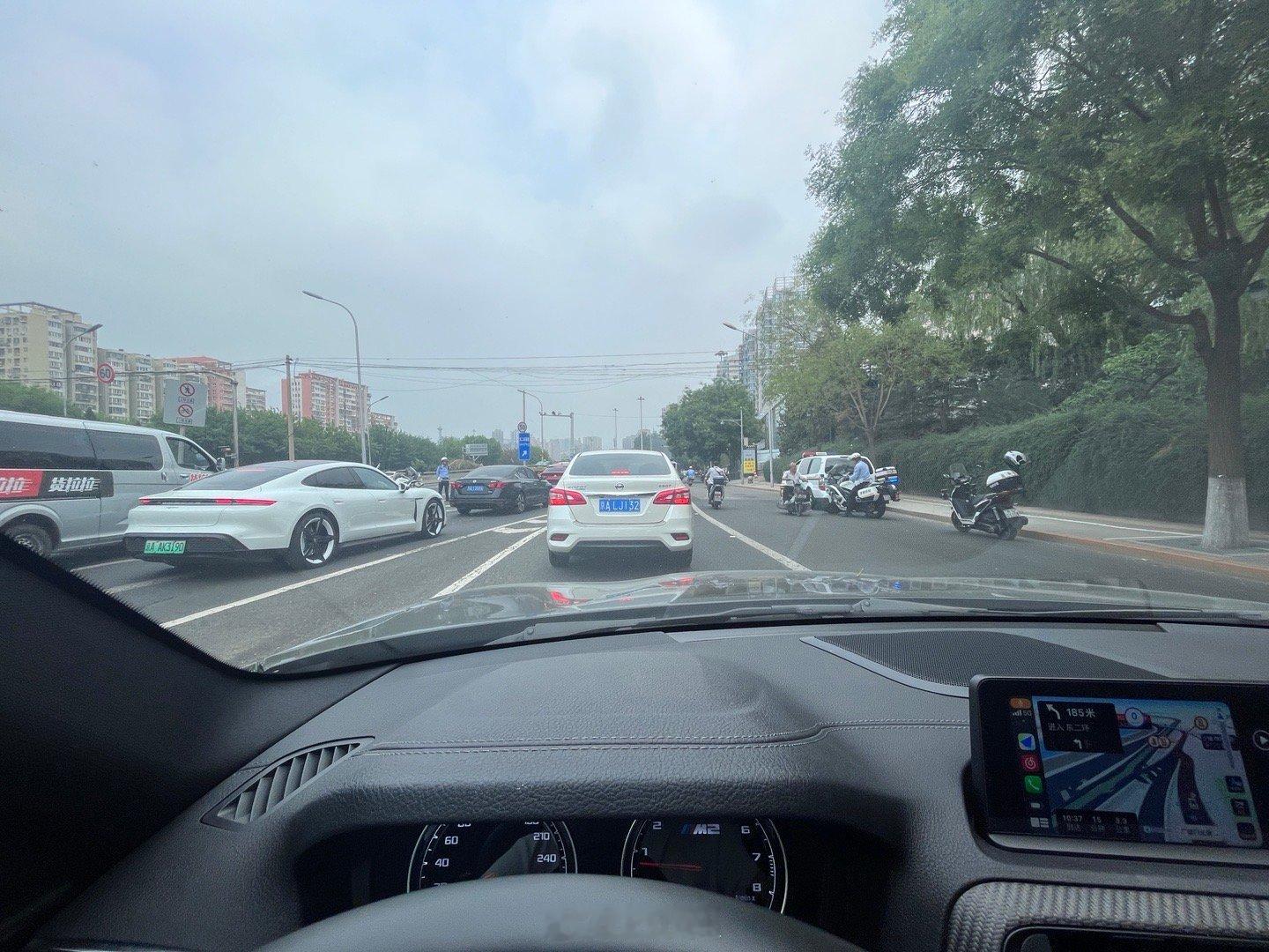 大上午十点二环边上查酒驾….这个点真有人刚喝完酒吗[允悲][允悲] ​​​