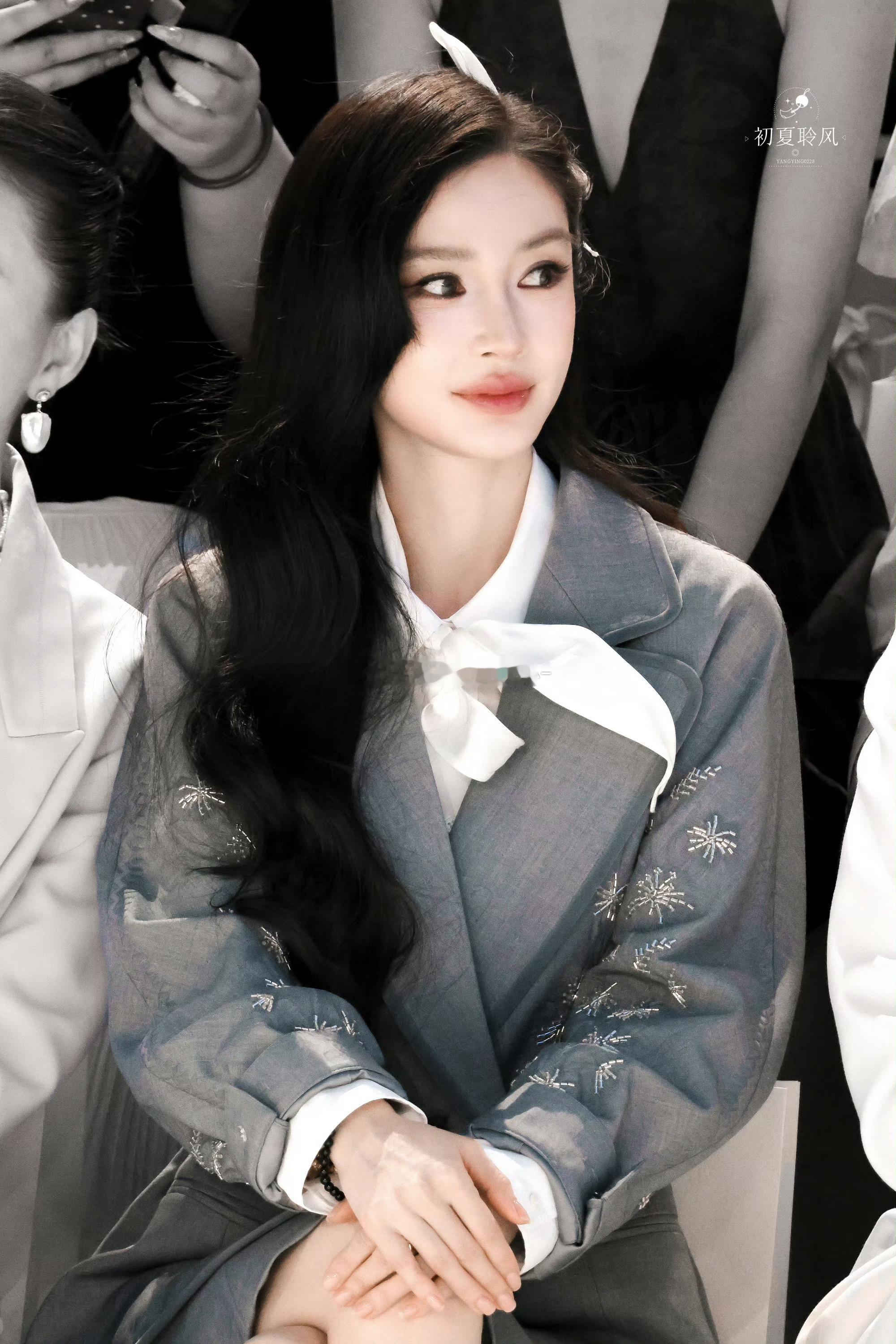 angelababy 🍑Angelababy"在吹落叶 在刮小风 在下小雨 在