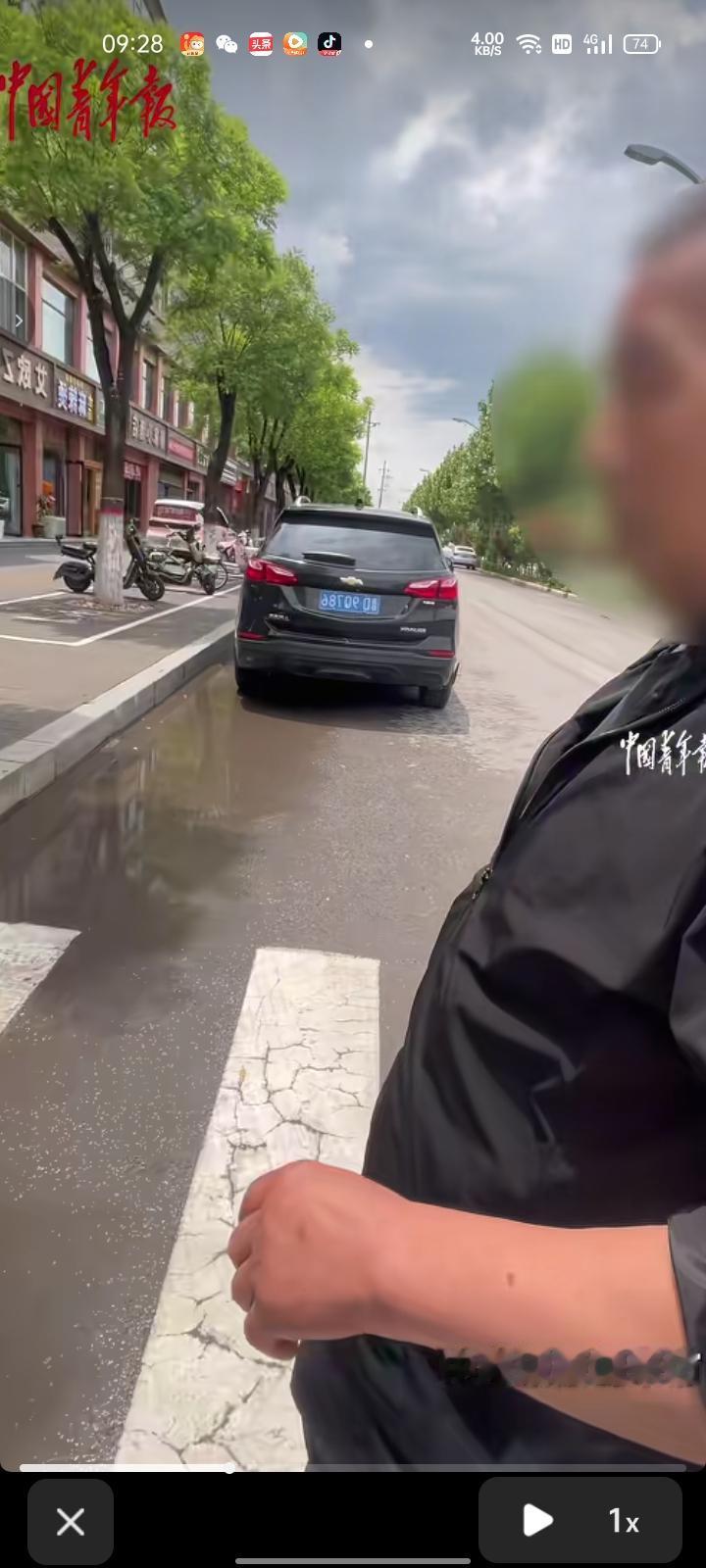 6月7日，长治市武乡县。女子在路上看见大爷摔倒，立即上前帮助。询问后得知，大爷没