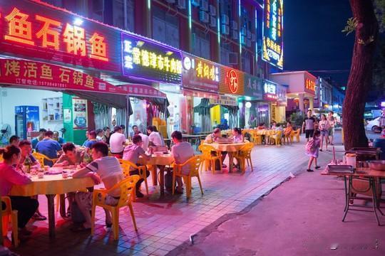 狠人，为了报复，命差点儿折了
     晚上和两个战友一个朋友约了大排档撸串，大