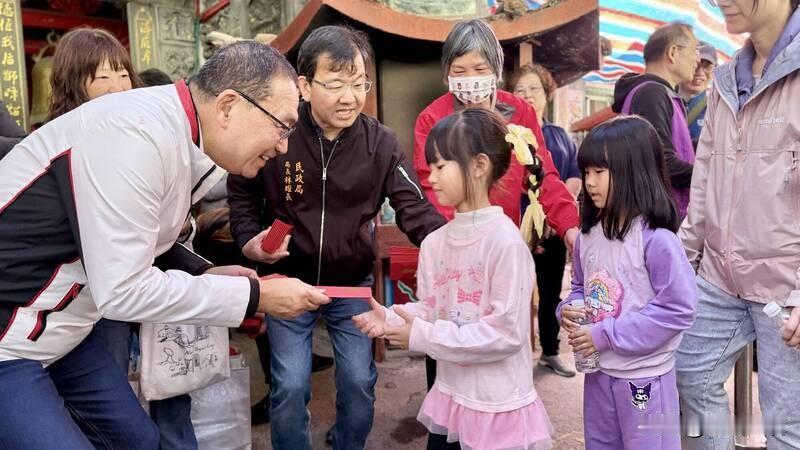侯友宜迎财神  祝民众大发财

新北市长侯友宜今早（21日）前往金山财神庙、忠顺