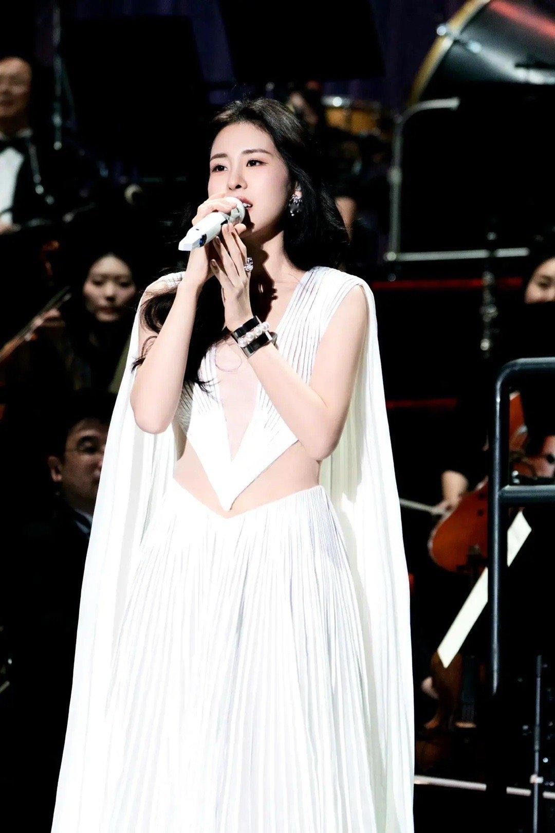 张碧晨有三首歌都是汪苏泷作词作曲张碧晨本人传唱知名度最高的几首歌：《年轮》、《下