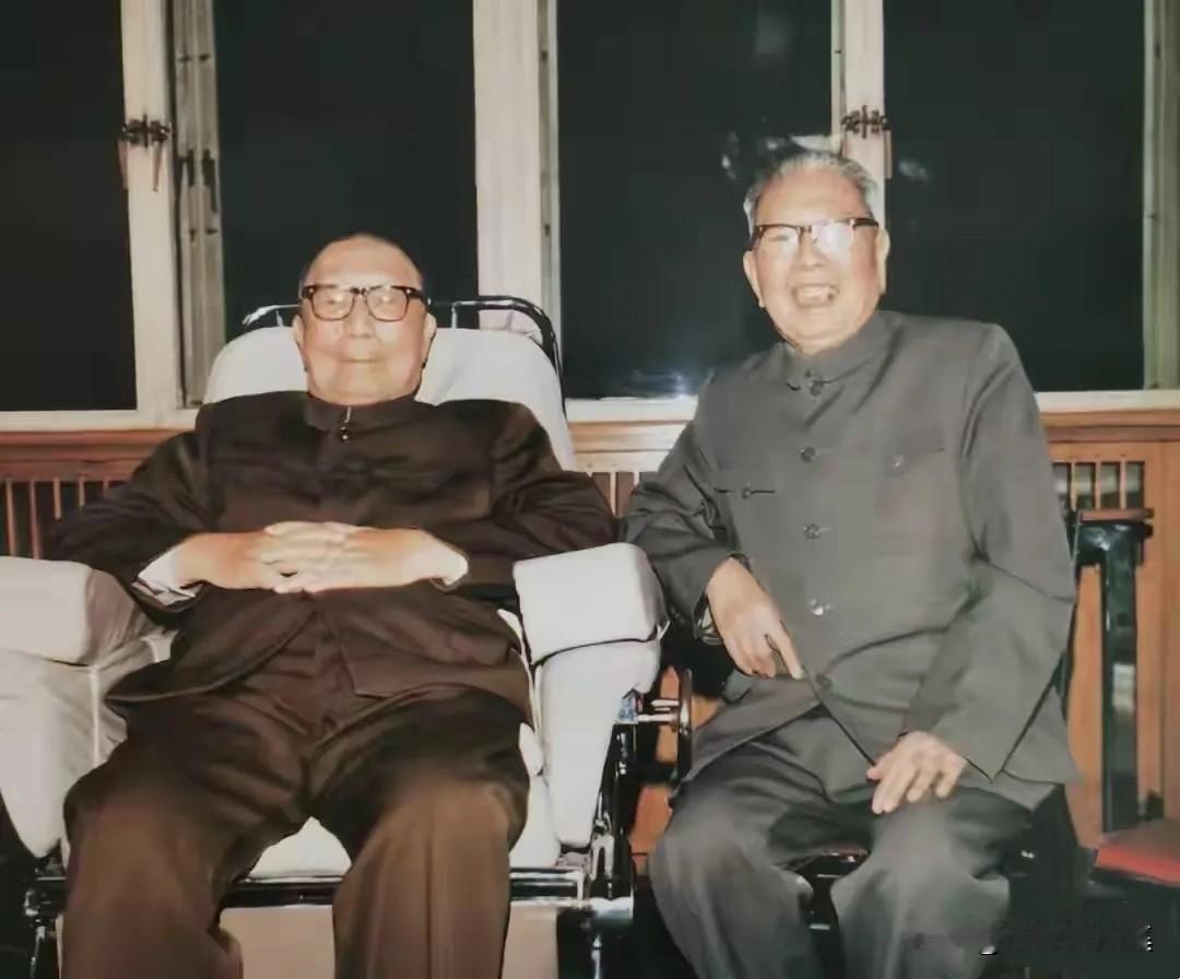 上世纪八十年代，宋任穷同志（右）看望聂荣臻元帅（左）时的照片。早在1938年，宋