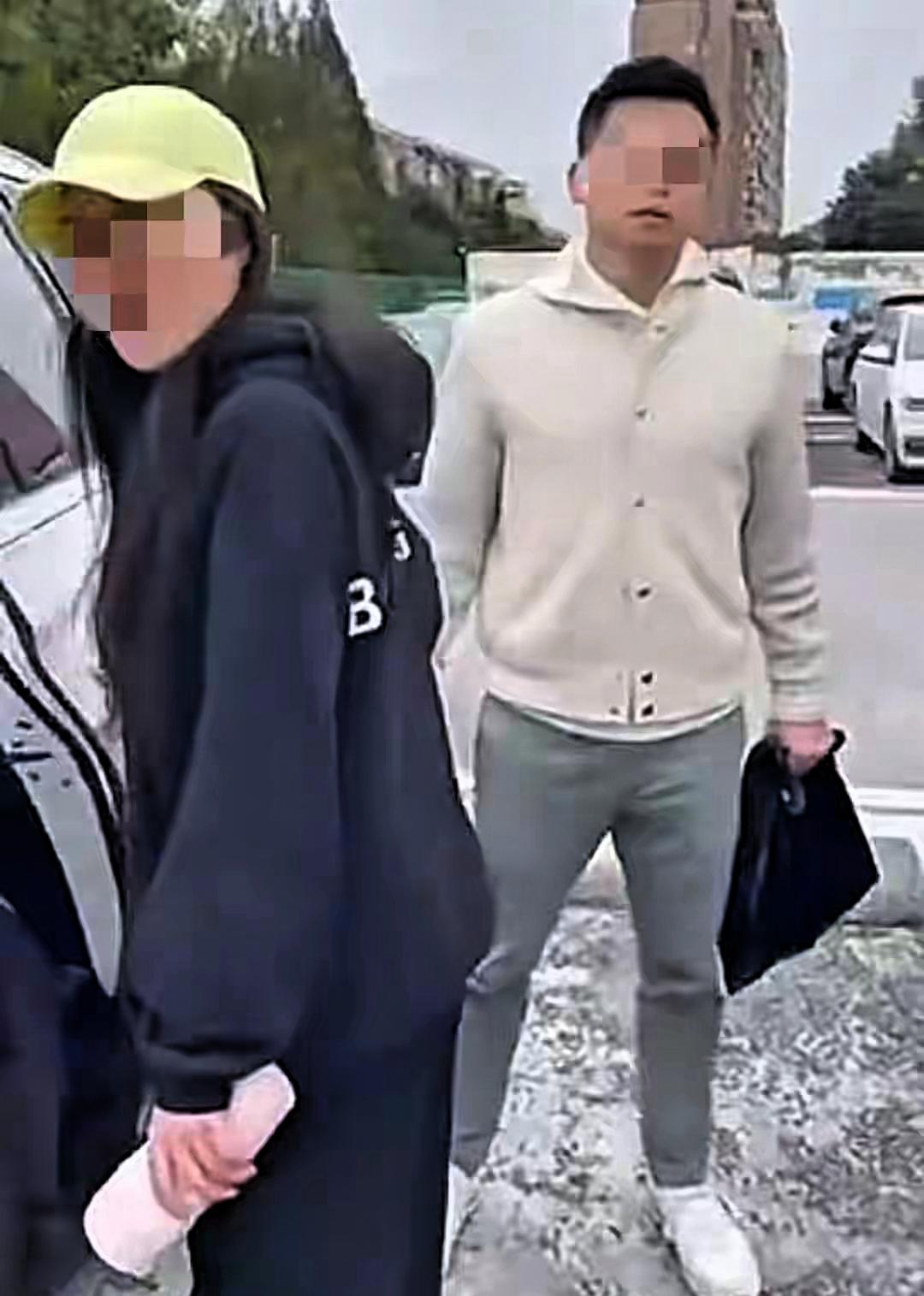 炸裂！女子在医院抓到老公带小三产检，正脸曝光，身份被扒不简单
 
一姐妹陪老妈去