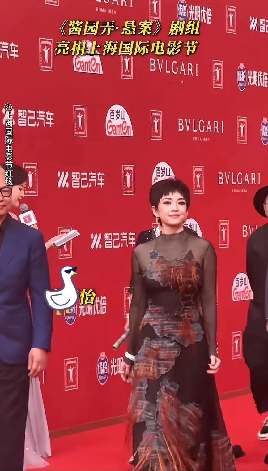 造型改变，不认识了!完全变了一个人。你们看看她是谁？