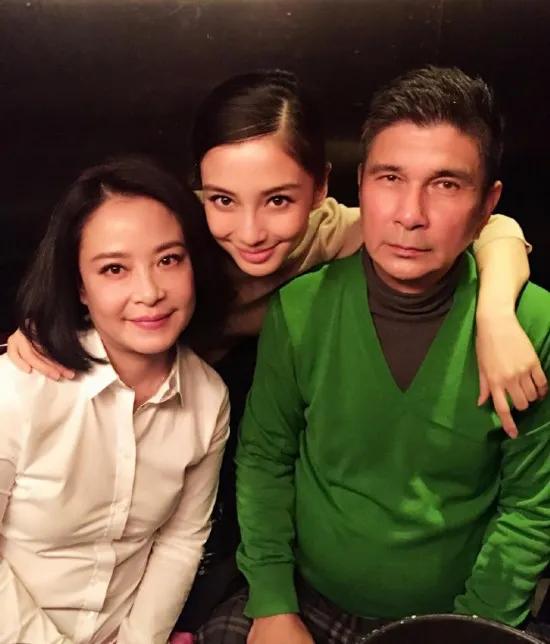 原来杨颖的父母颜值都很高啊！杨颖漂亮是漂亮，没有妈妈美的自然，没有妈妈美的大气，
