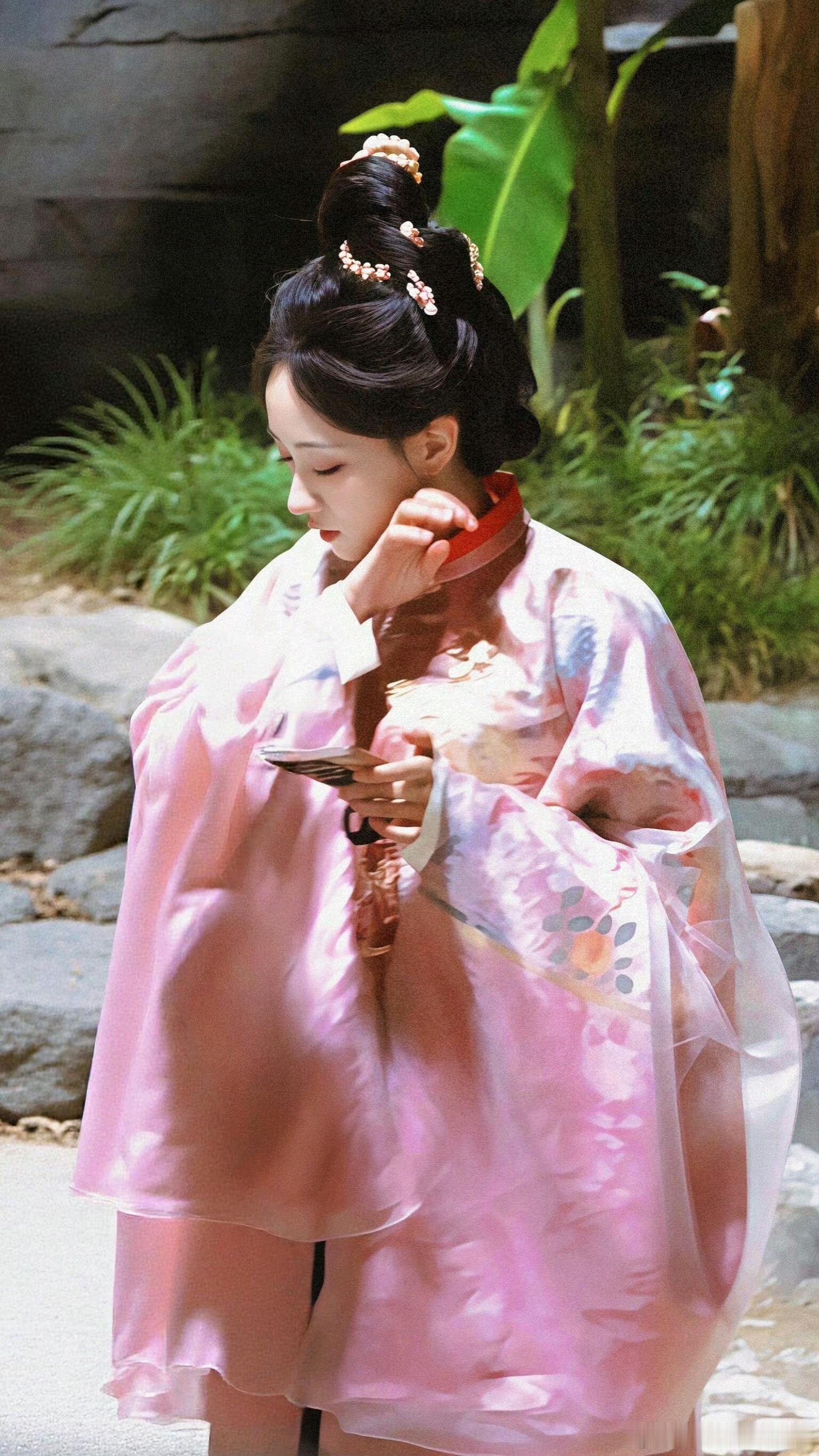 网传黄婷婷万花世界被换角我只心疼黄婷婷，昨天路透都出来了，结果摊上这么个事 