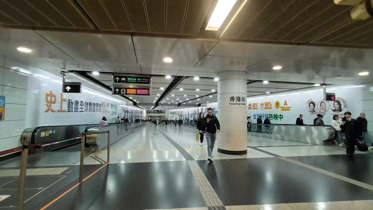 日载客量居公共运输系统44％，过海线更达69％，密集人口的香港倚于工作出门的交通