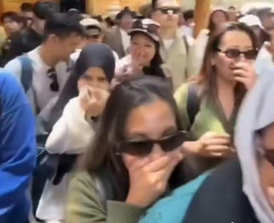 马来西亚女警嘲笑中国人不洗澡被调查尊重无国界，文明出行是底线。此事关乎国家形象与