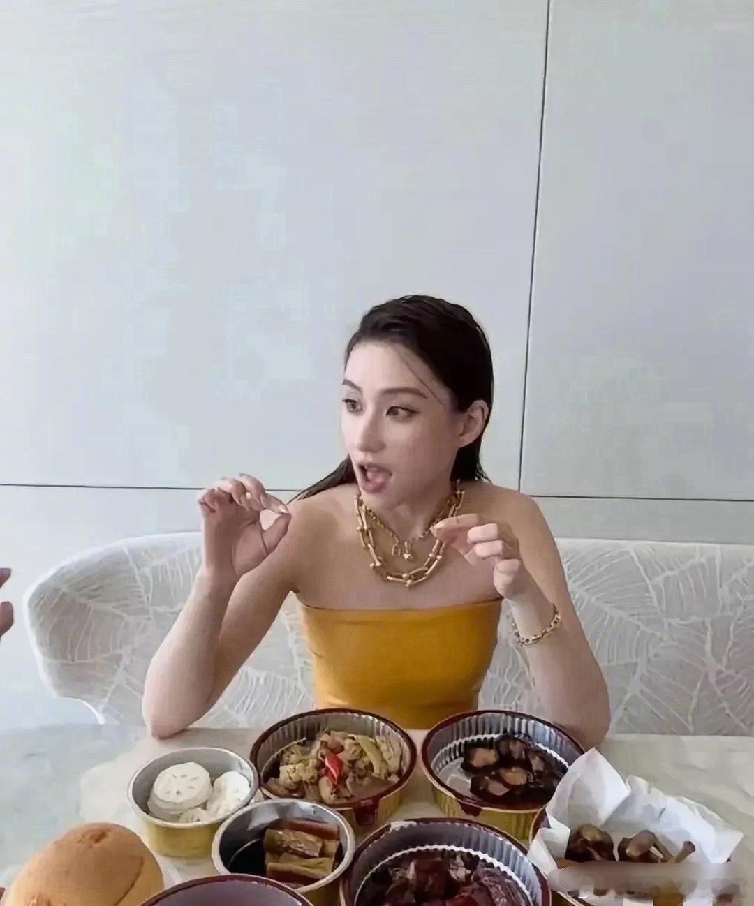 富二代何超莲的下午茶，贫穷真的限制了我们的想象！ 