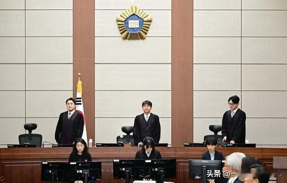 19日，韩国前总统尹锡悦被判极刑的可能性大增，首尔中央地方法院刑事25部对其内乱