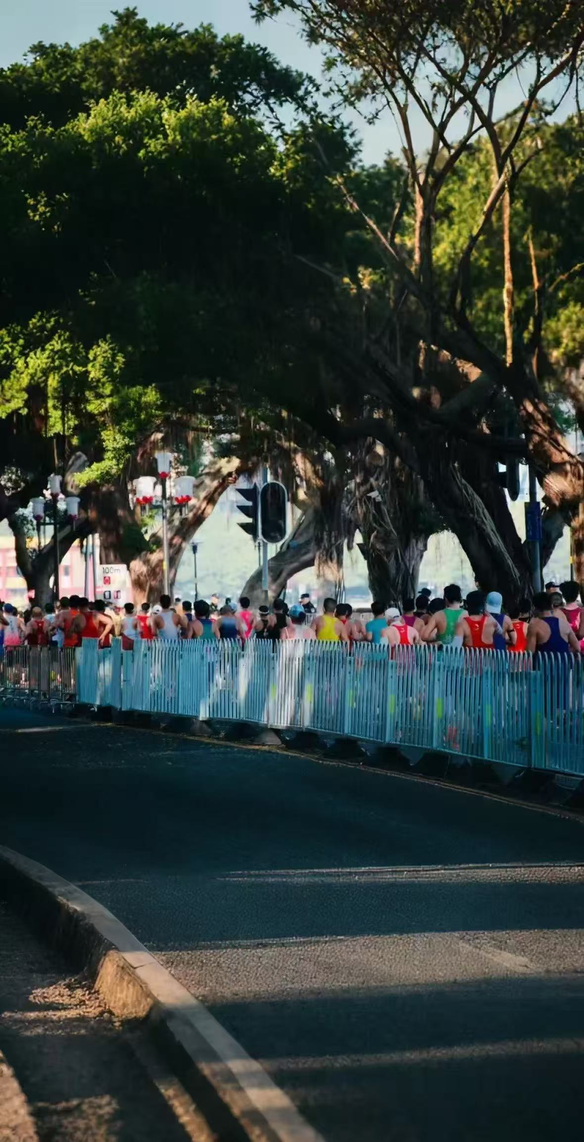 广州冬至藏着马拉松馅！2.6万跑者逐风珠江岸，汤圆蒸饺暖补给+喷淋降温护航，粤语