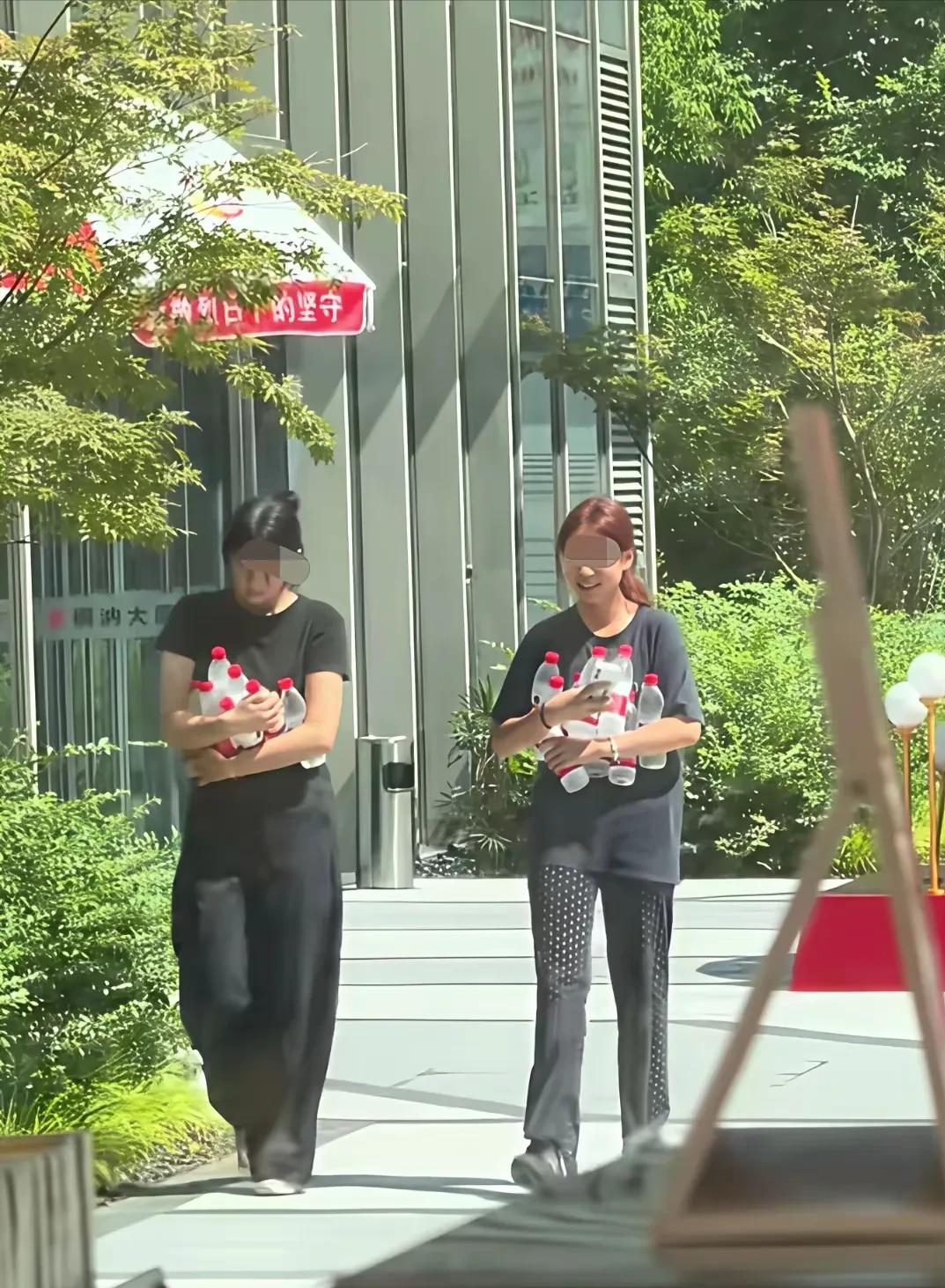 两名年轻女子掏空了街头的爱心冰箱，把本来给户外工作人员准备的瓶装水一扫而空。结果