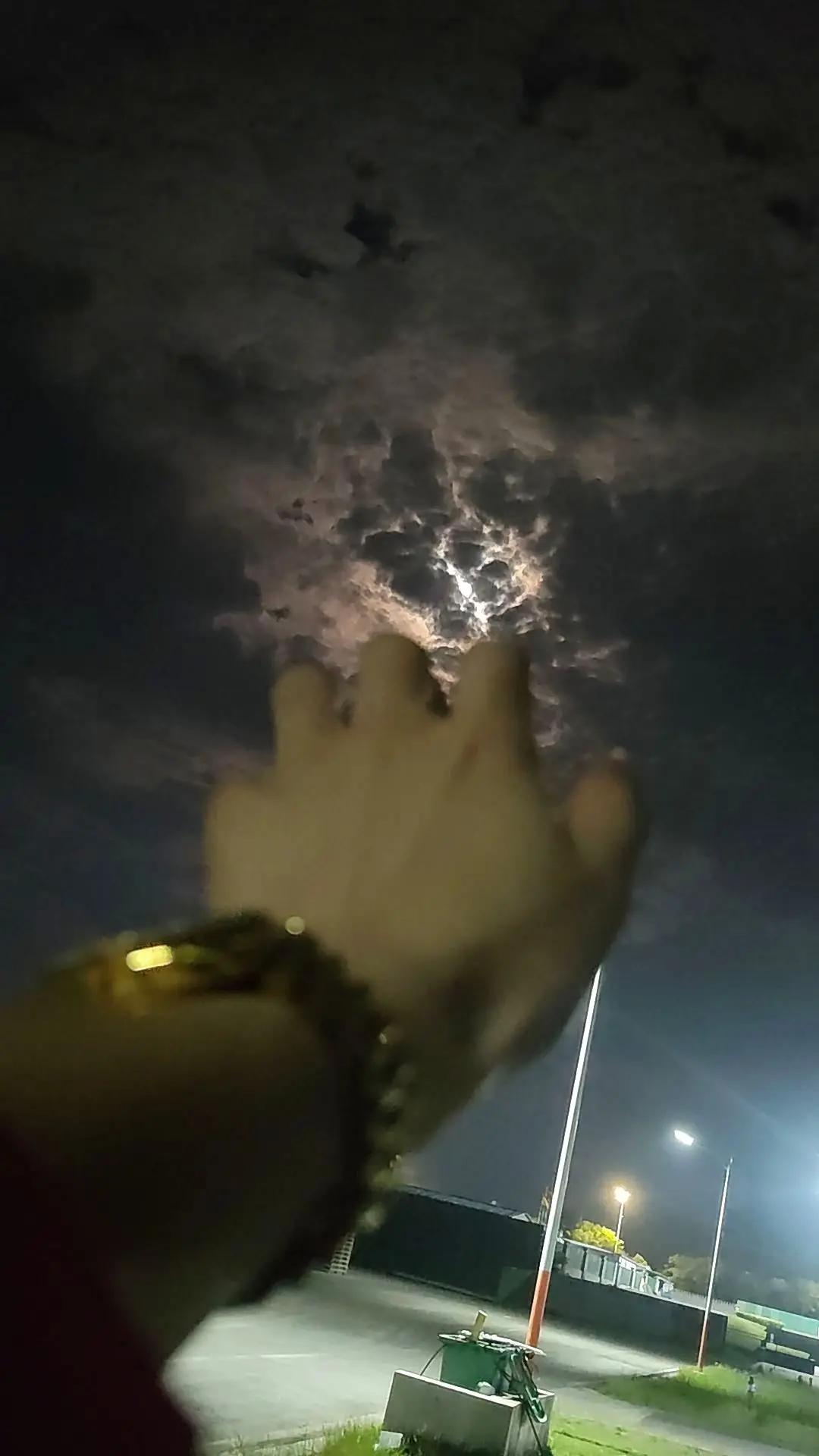 向天空伸手，想要抓住那并不多的月华