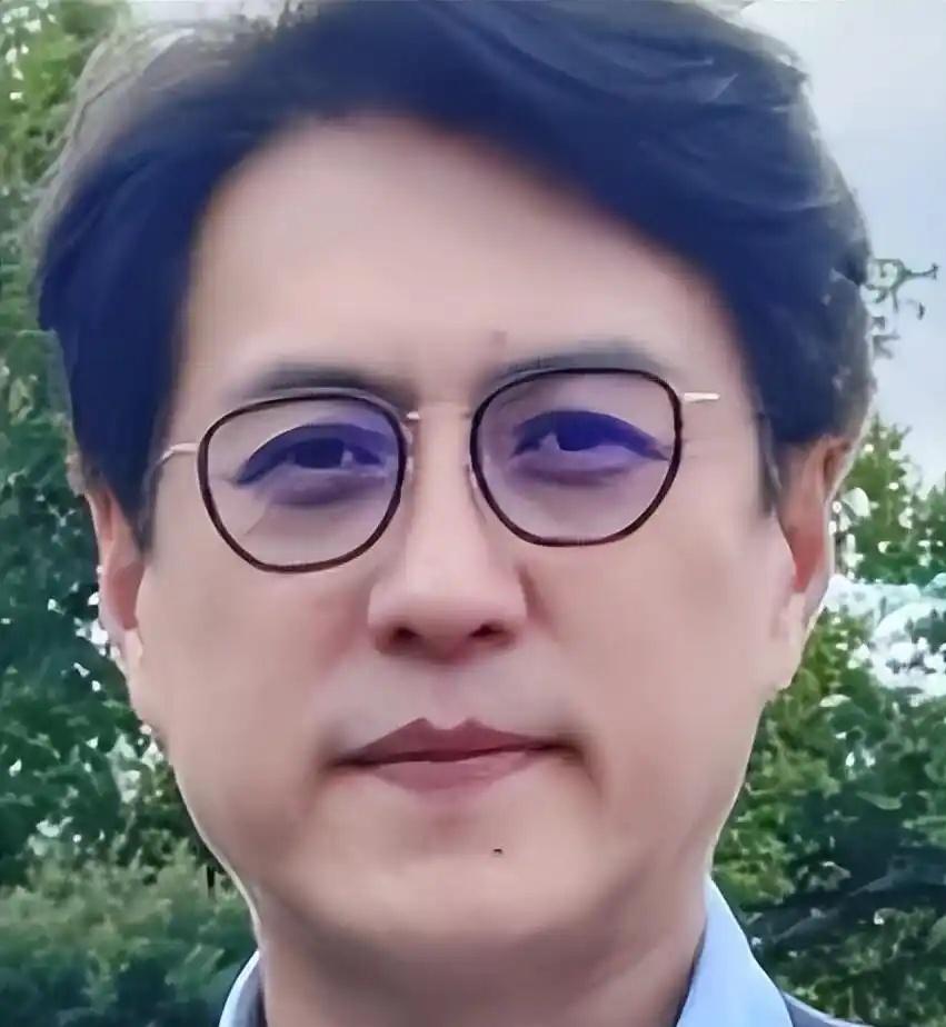 50岁靳东英国街头被偶遇 ​​​