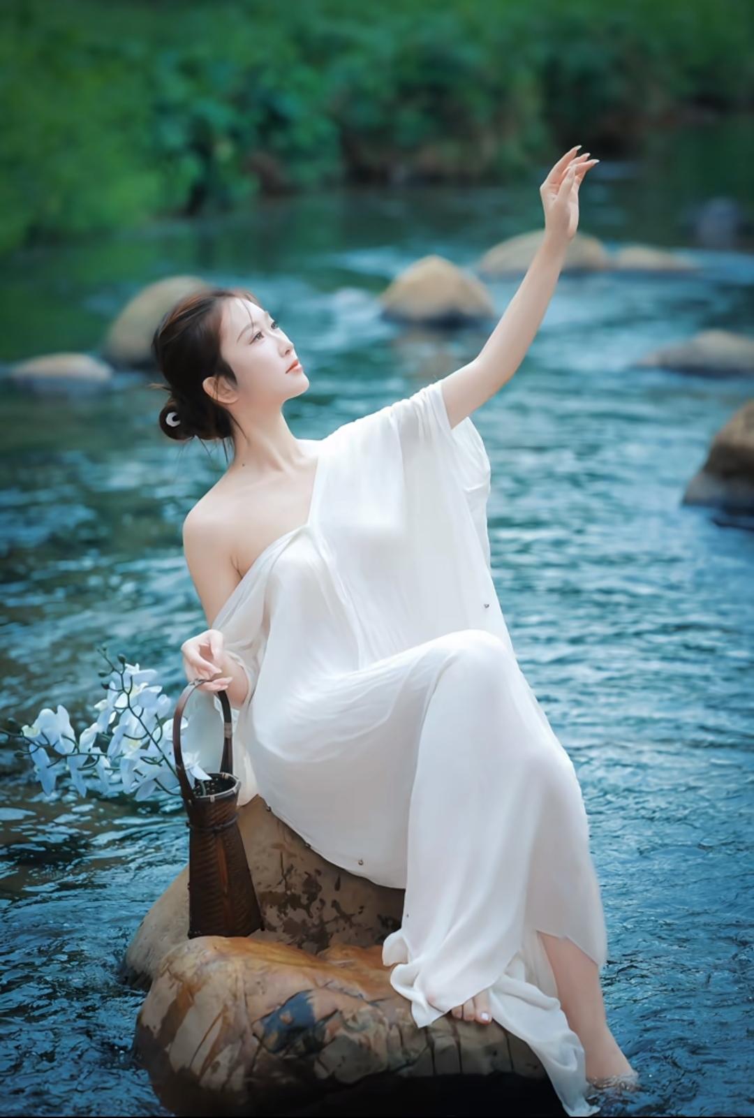 明月松间照，清泉石上流。
清逸仙裳系列美女佳人分享 高清画质写真照