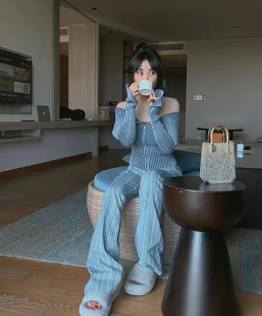 悠闲午后，咖啡与时尚手袋相伴，享受宁静时光。优雅自信穿搭分享 女人什么时候最迷人