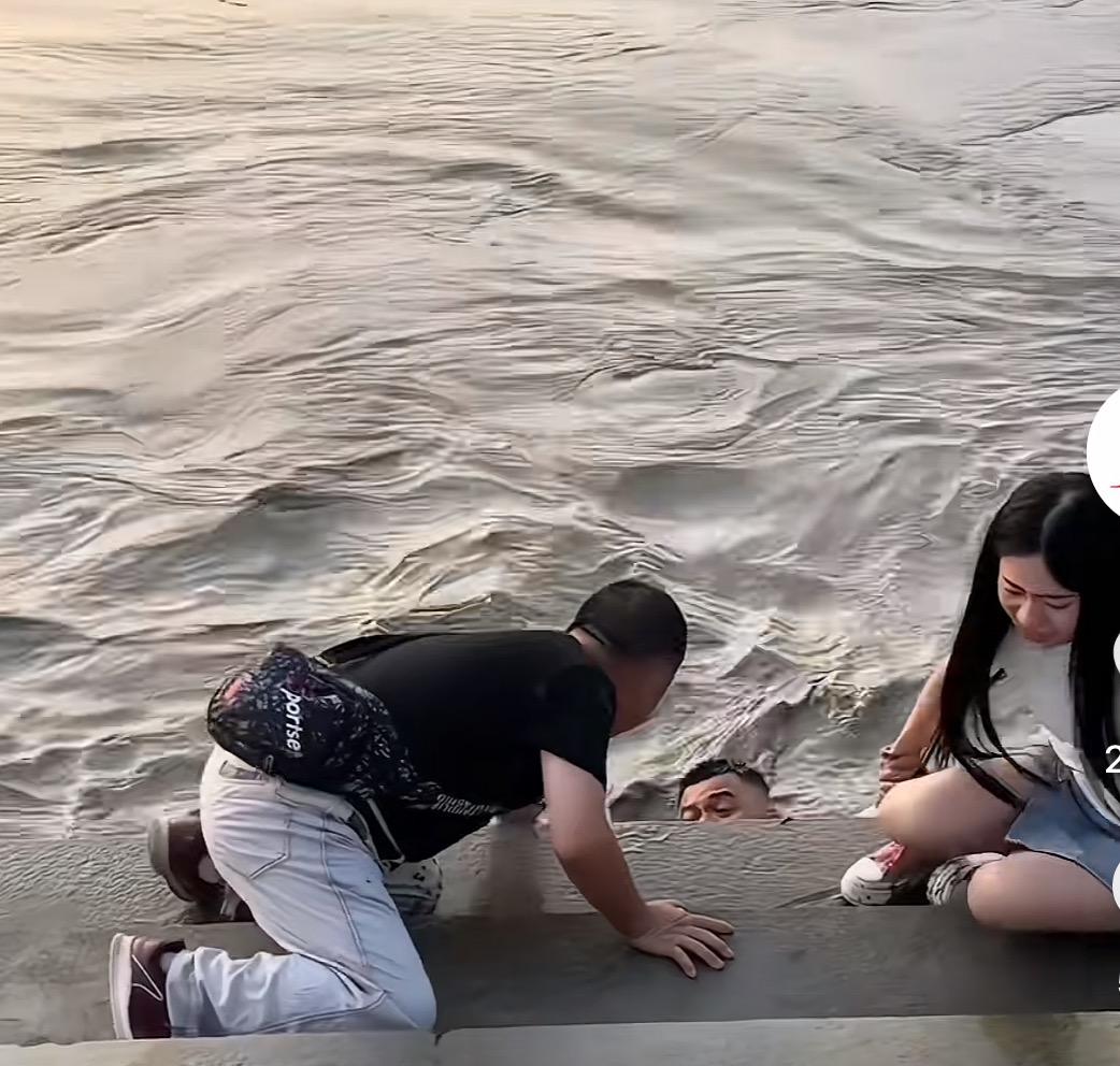 太感动了！近日四川遂宁一对小夫妻，正在江边拍照，突然男子转身跳入江中，妻子看到后