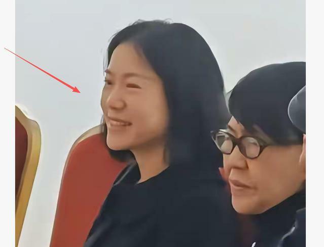 杨振宁去世46天后，49岁的翁帆首次公开露面，和母亲一起现身“千秋翰墨”舒同诞辰