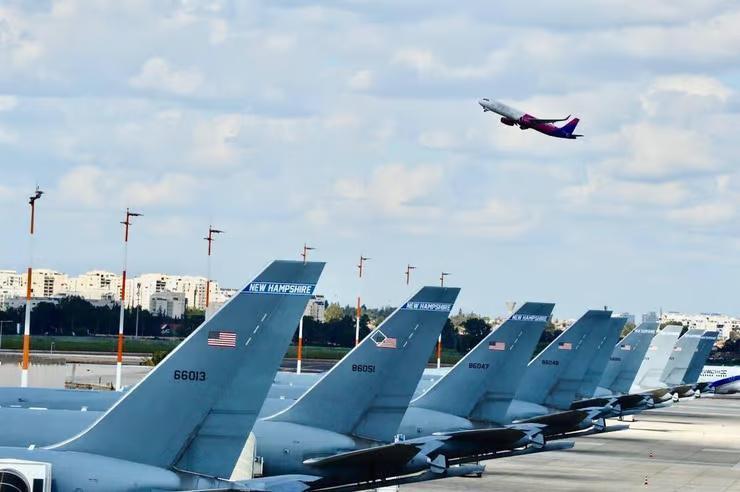 以色列本古里安机场，排列等待任务安排的美军空中加油机，现在以色列已经成了美军空中