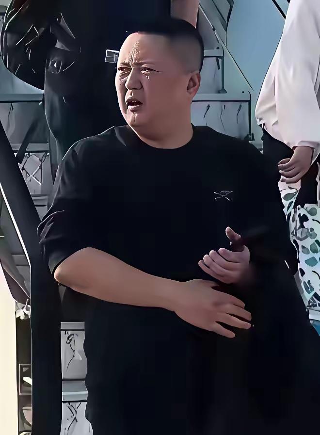 就这面相，连几十岁的老男人看了都有点怕，何况是一个端茶倒水的弱女子！也难怪会吓得