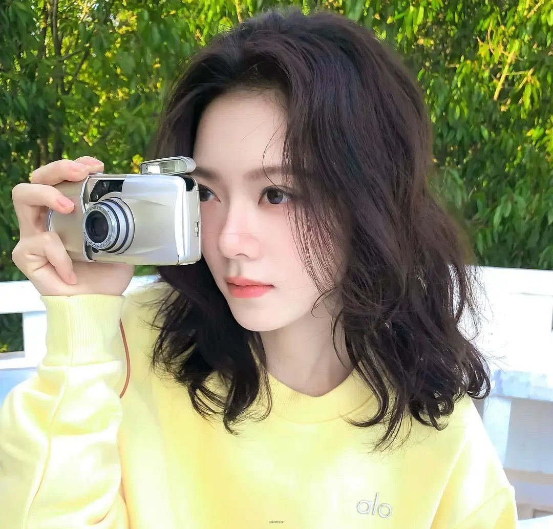 赵今麦 alo还挺活力的，感觉比她穿什么miumiu好太多，她和miu完全相互折