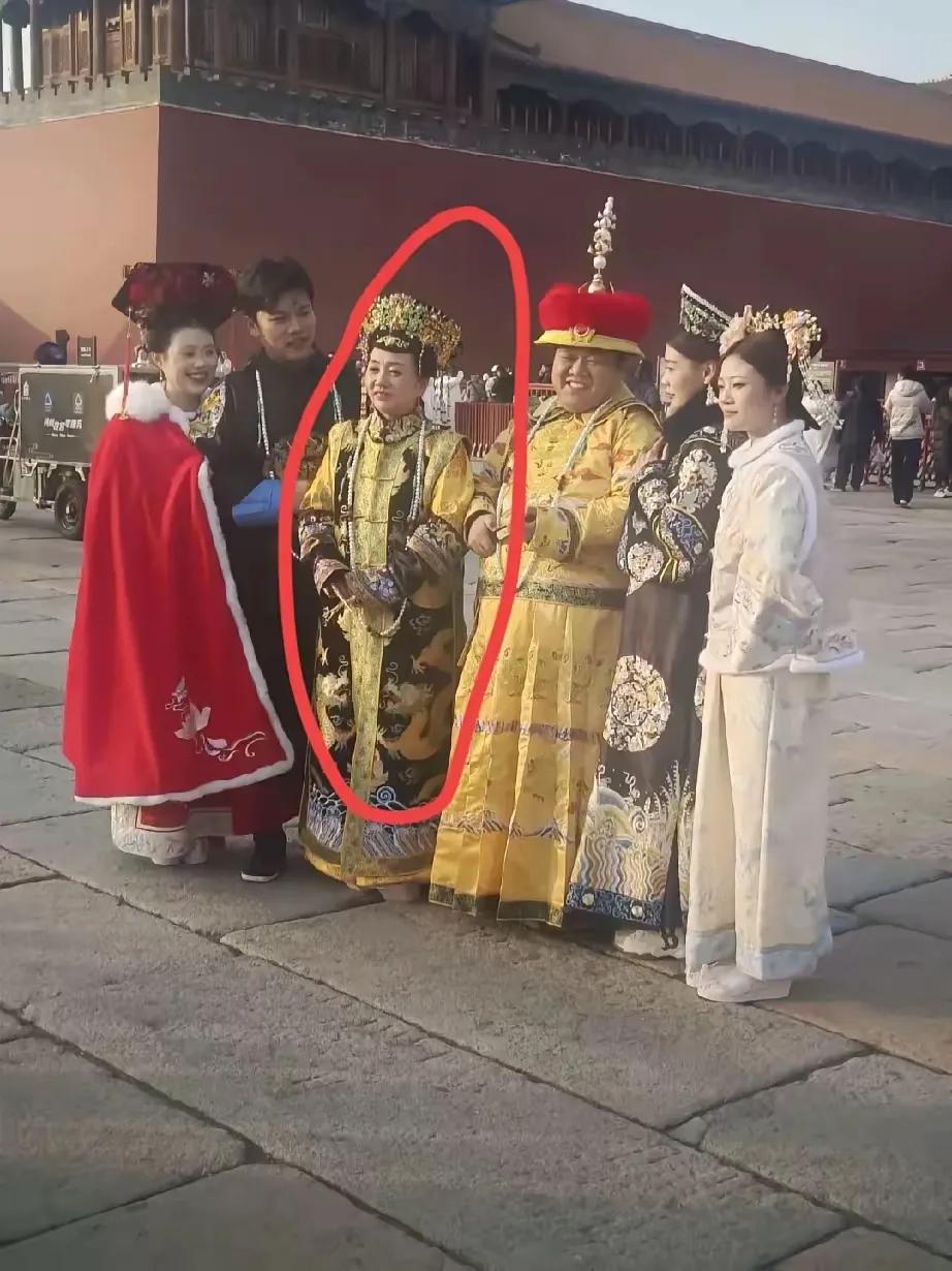 解清帅一家人去北京看病去了，看完病又去故宫玩了么？穿上清宫服，又唱又跳，别说解清