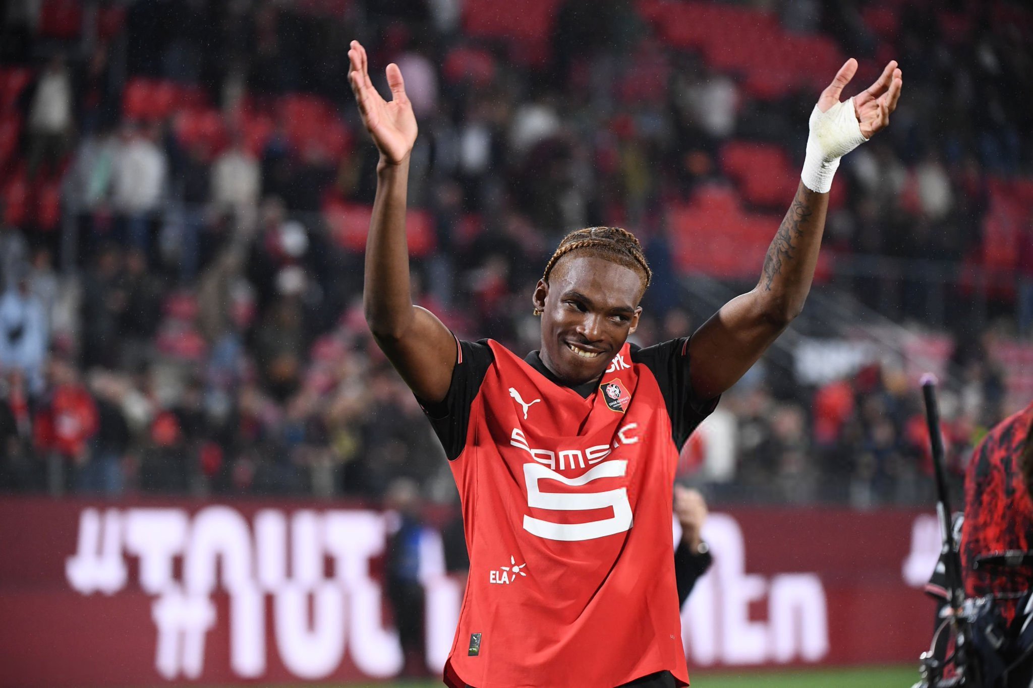 罗马诺：切尔西已于上周五启程前往法国，但仍未就雅凯达成协议。雷恩要价 6500 