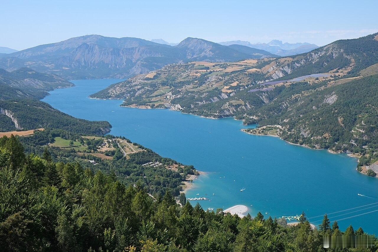 海拔900米的葡萄园：干燥的木头为游客带来温暖，而此时本地人甚至还穿着短袖短裤—