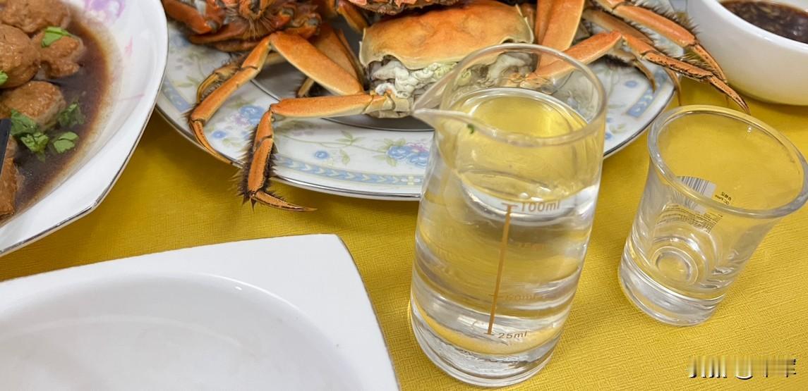 男人的快乐很简单，女人，酒。

可能我接触人的档次比较低吧！

身边两个男同学，