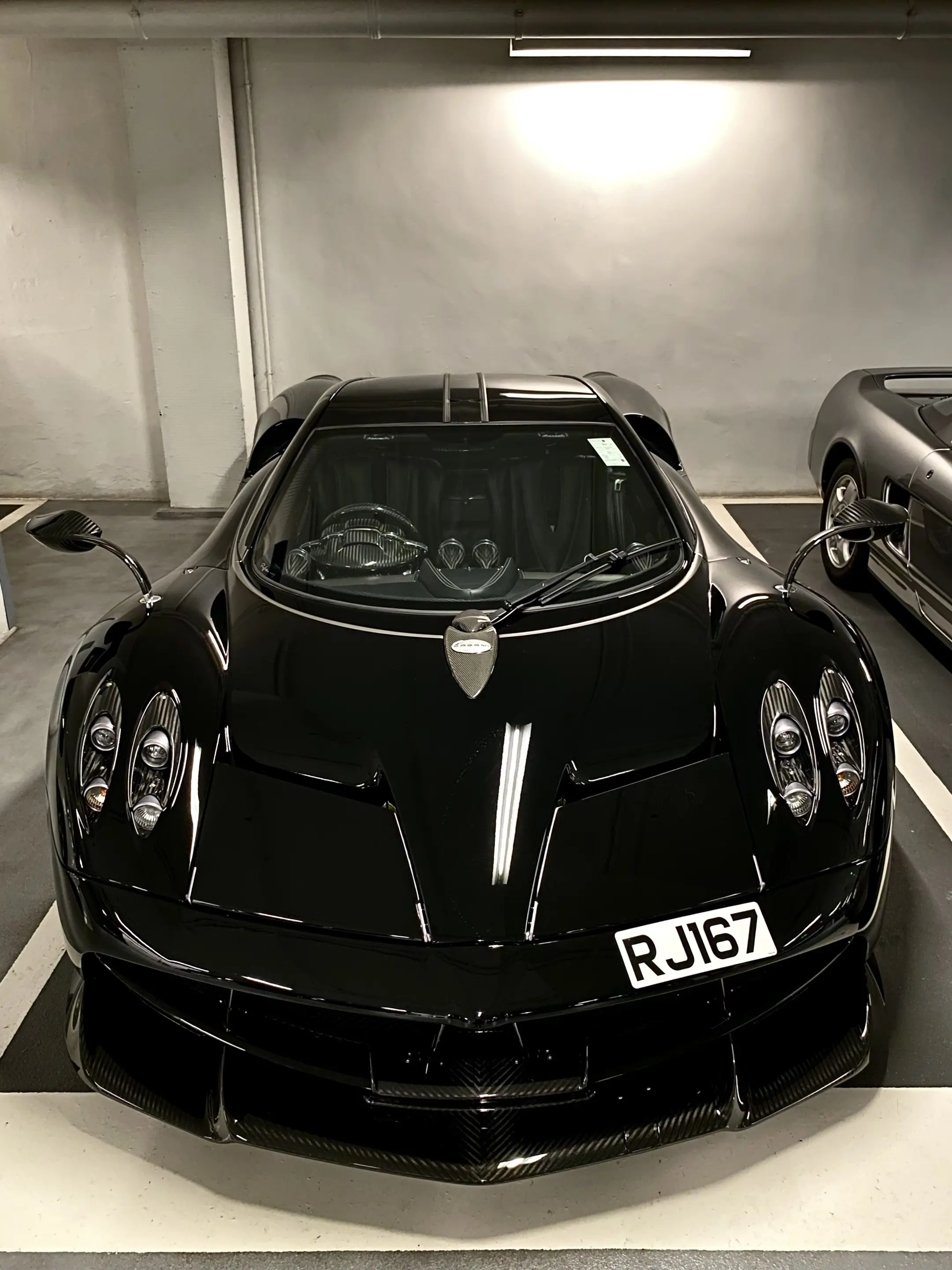 香港深藏不露的帕加尼huayra 黑色素车太优雅了。