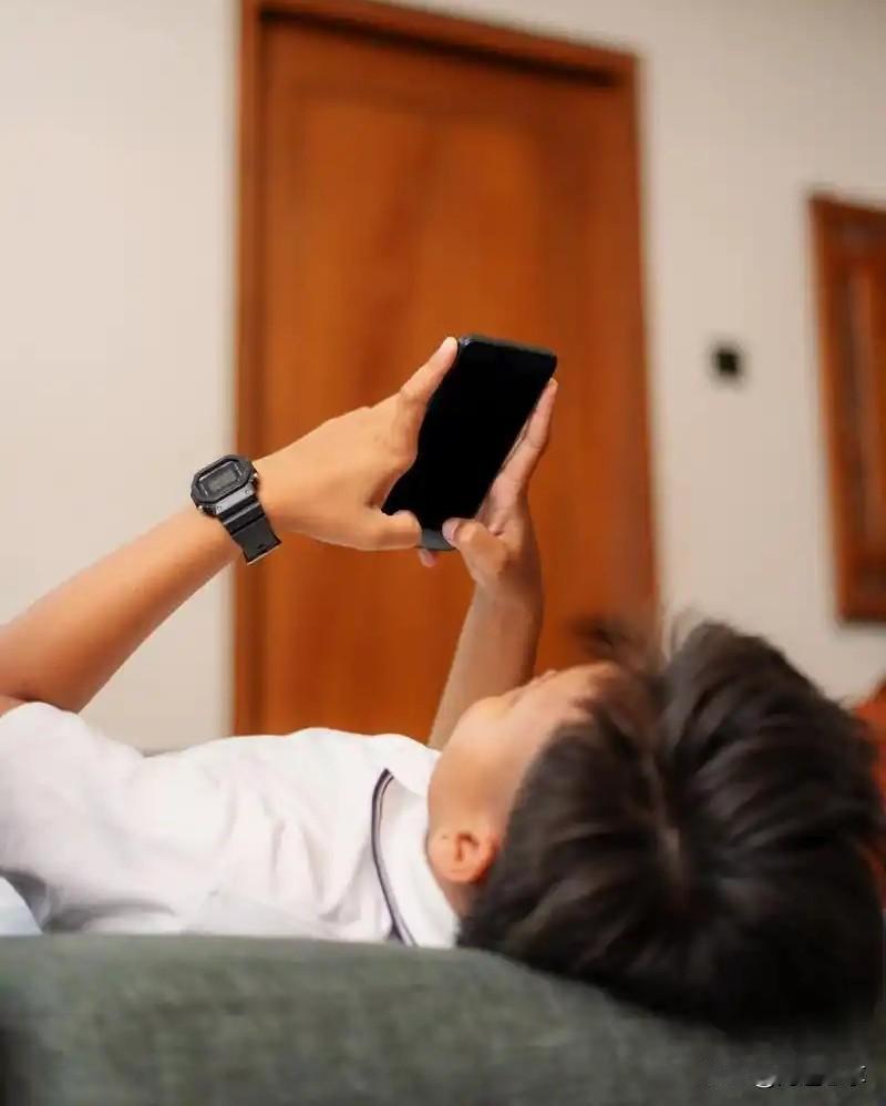 章泽天称完全不给孩子看社交媒体没必要非黑即白。社媒不是洪水猛兽，但“完全不让碰”