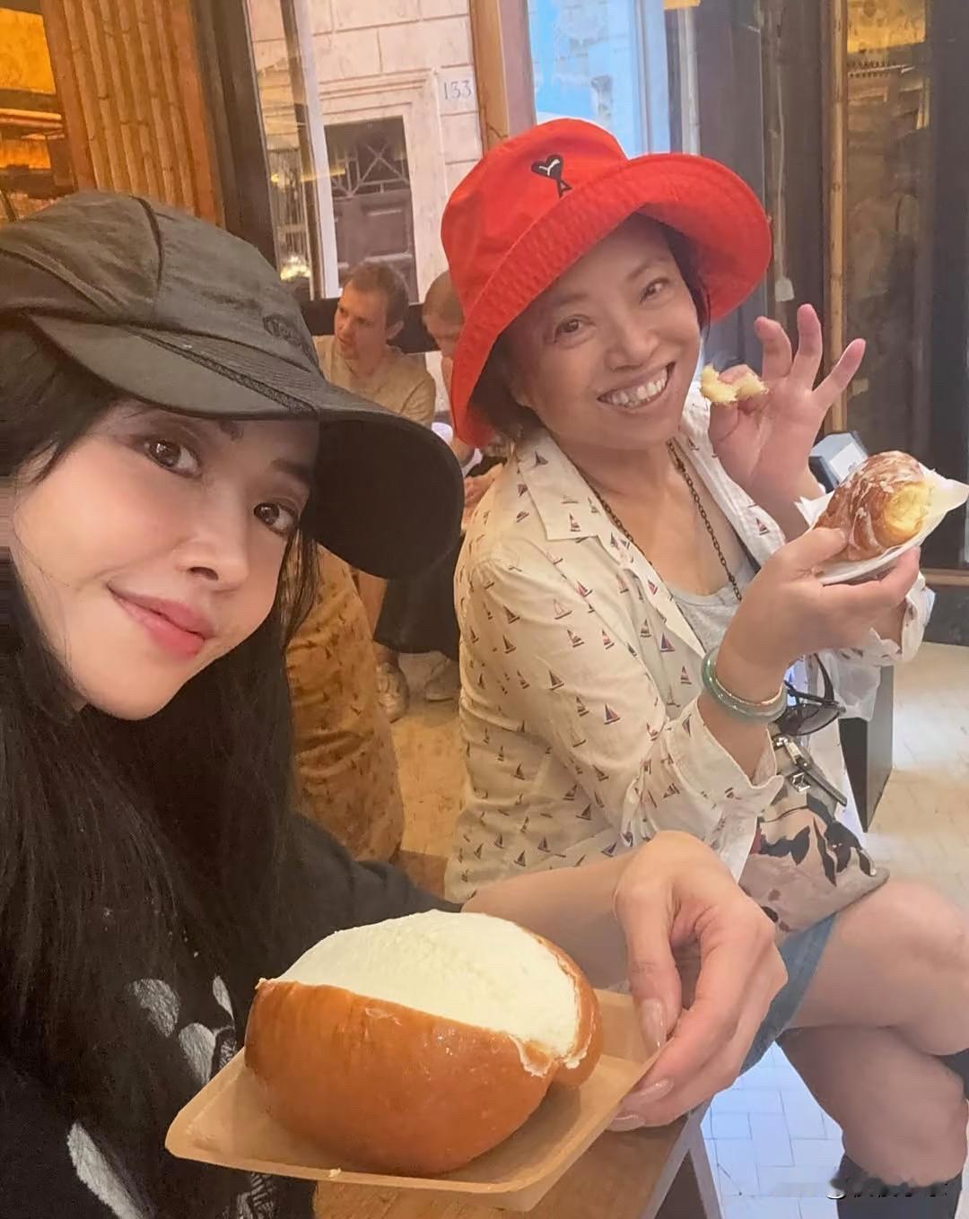 46岁蔡依林和妈妈一起到欧洲旅游，她的妈妈打扮朴素，笑起来龅牙，气质土土的，母子