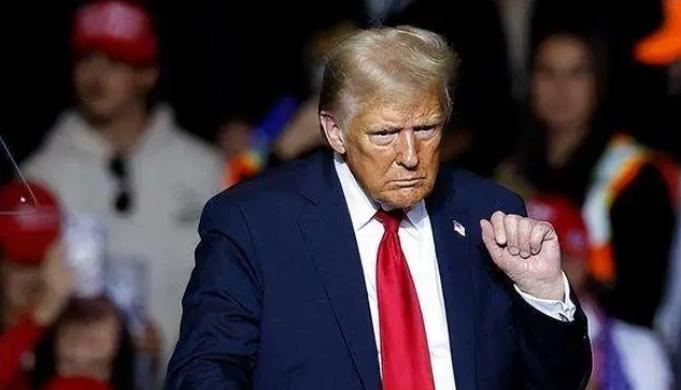 特朗普身体亮红灯，全球反而松了口气。
特朗普79岁高龄，BMI超30，静脉肿得像