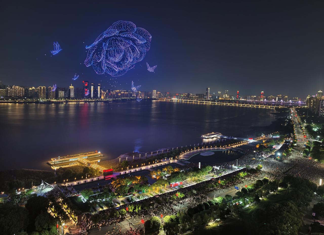 星河落赣江！5000架无人机点亮秋水之夜，最美南昌如约而至
 
“快看！”
 