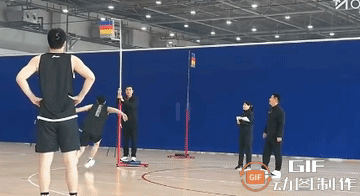 CBA纪录！今天进行的CBA新赛季体测中，江苏球员郑祺龙在助跑摸高环节发挥出色，
