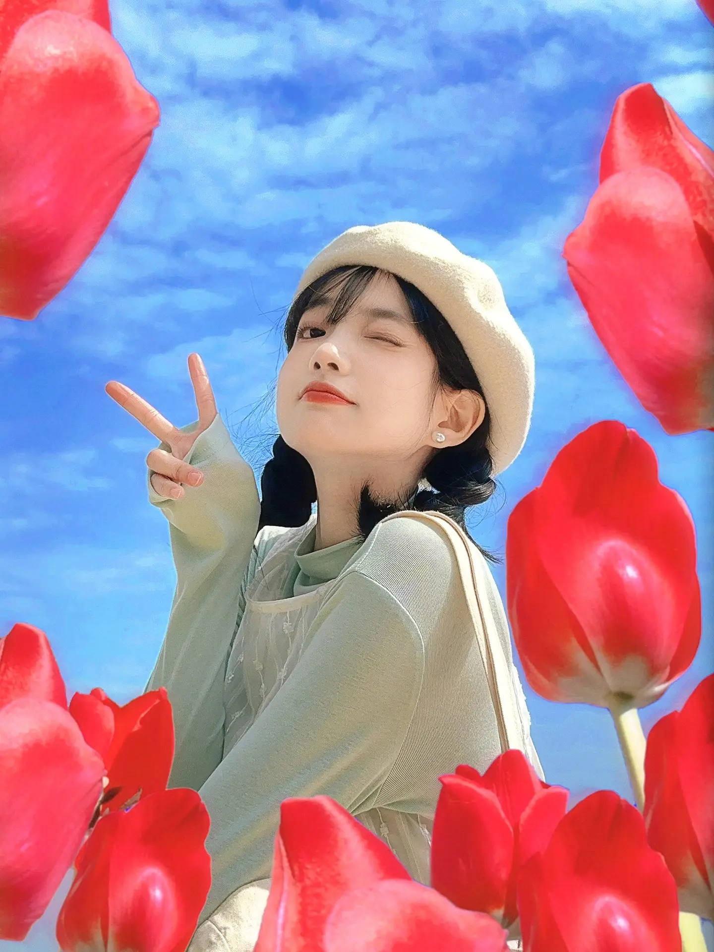 春日赏花拍照正确姿势🌷。.
春天怎能不赏花～
植物园人挤人 拍不出好看的照片❓
教你0元get花丛拍照啦🌷
在家楼下就能拍哦～ 
打开美🐰秀修 
🔍配方：花丛拍照
好多配方可以直接用！马上变网图啦～
再把HSL的蓝色饱和度拉满
蓝天白云的效果就出来啦✌🏻 
