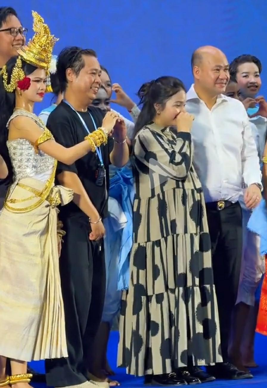 洪森亲王的三儿子洪玛尼副首相带着新妻子参加活动，洪玛尼的新妻子是不是怀孕了？
怎
