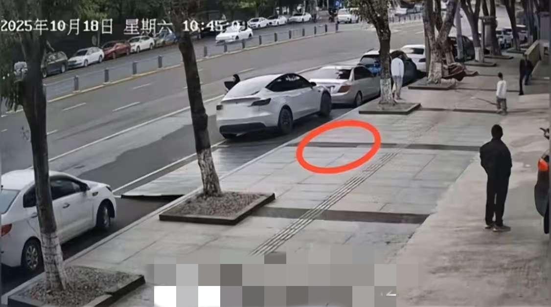 这家修车店看着挺正经，
就是有一步走错了，
它不是在好好做生意，而是把公共车位