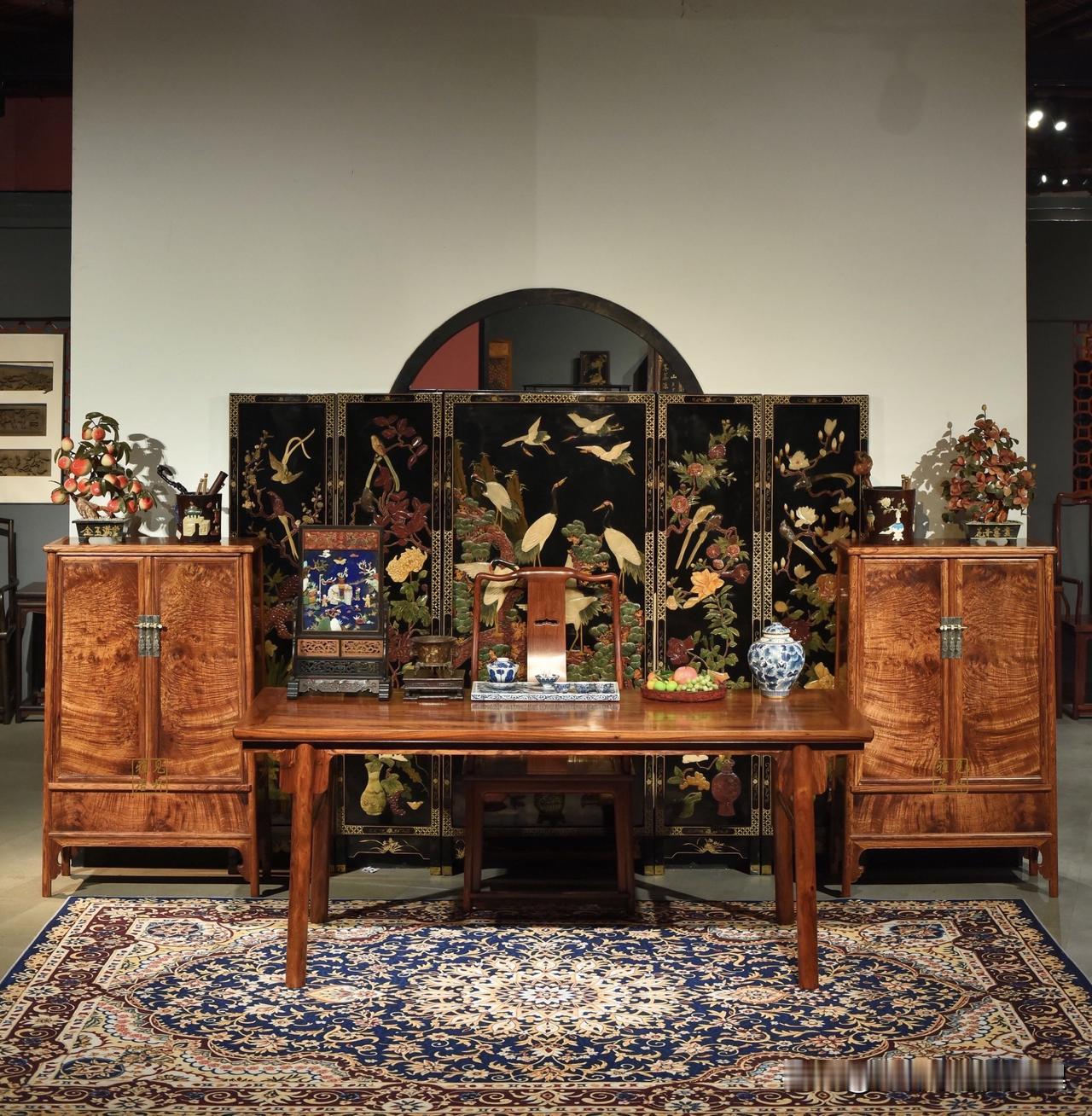 2026年度全国黄花梨圆角柜选美冠军
黄花梨满水波瘤圆角柜
从原木到成器，从纹理