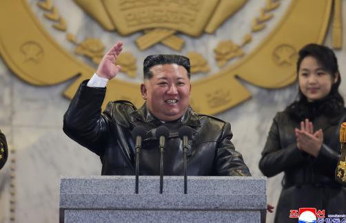 就在刚刚，
金正恩公开亮剑，深夜举行阅兵式，当众作出重大承诺。
 
朝鲜官媒朝中