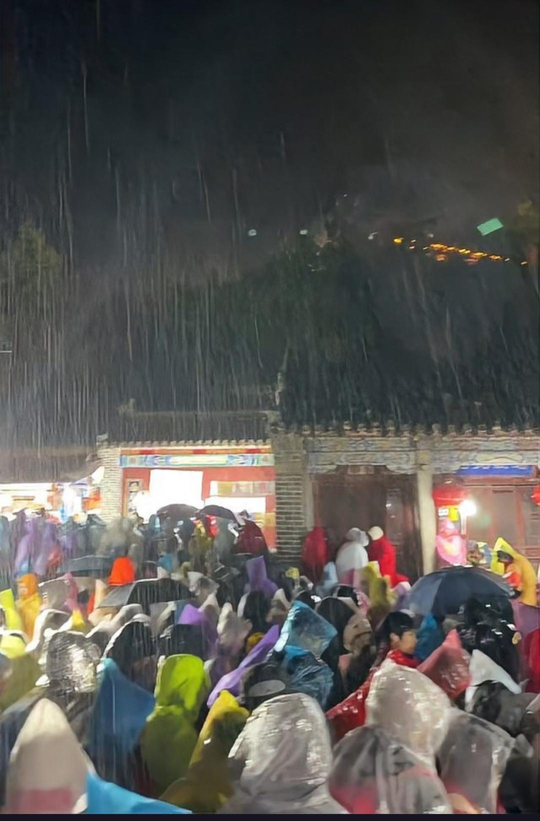 山顶厕所挤满避寒人，60元买座过夜算不算趁火打劫？

今年五一和国庆，不少夜爬泰