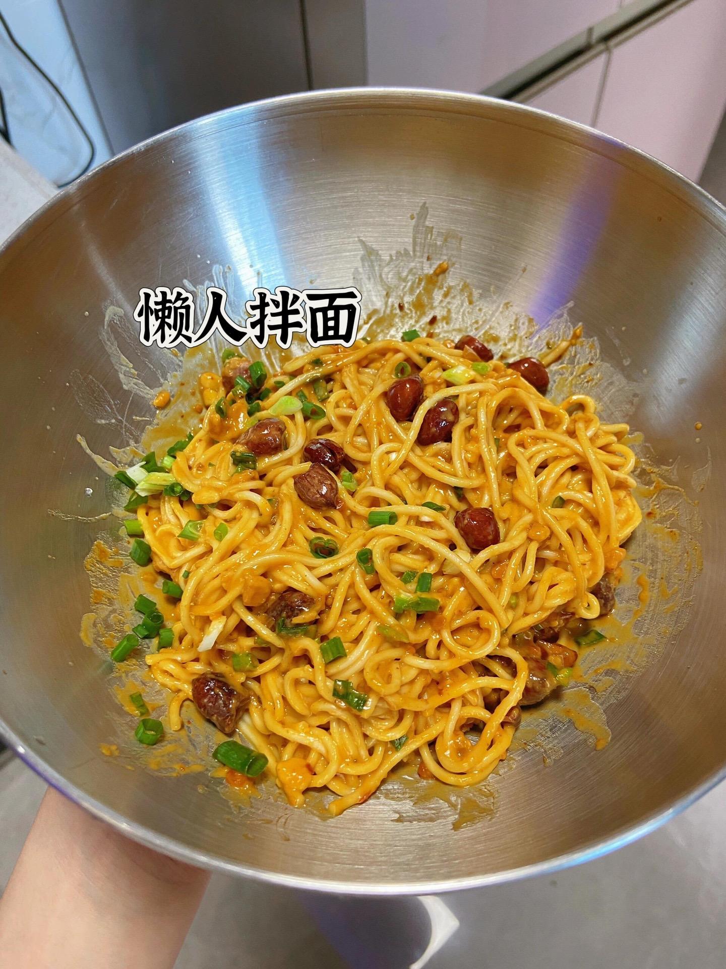 8分钟搞定懒人拌面。酱汁裏满了面条，真的巨巨好吃😋一点都不会腻，完全和店里的味道一模一样啊！！
做法
1. 碗里加生抽 蚝油 蒜汁 花生酱 辣椒油 葱花，再加一大勺开水把酱料化开。
2.面条煮好，放上花生和葱花，淋上酱汁拌匀即可。