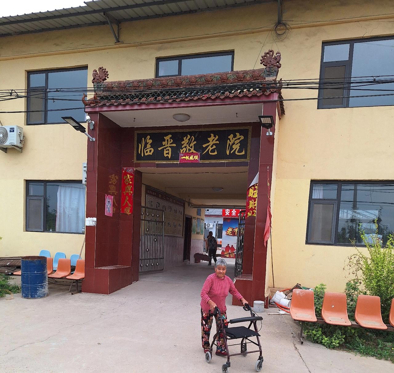 我陪94岁老妈住养老院（1）
家父去世不久，老妈一直由我们兄弟姊妹5个轮流赡养，